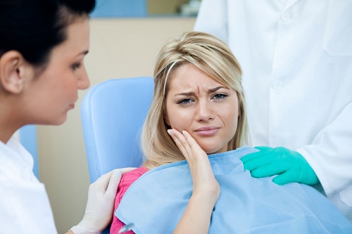 Стоматолога стоит посещать не только при появлении зубной боли, но и в профилактических целях.